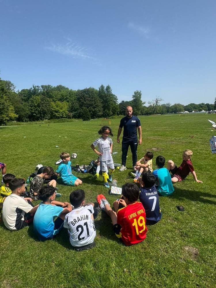 Aiman Achemlal geeft uitleg aan een groep